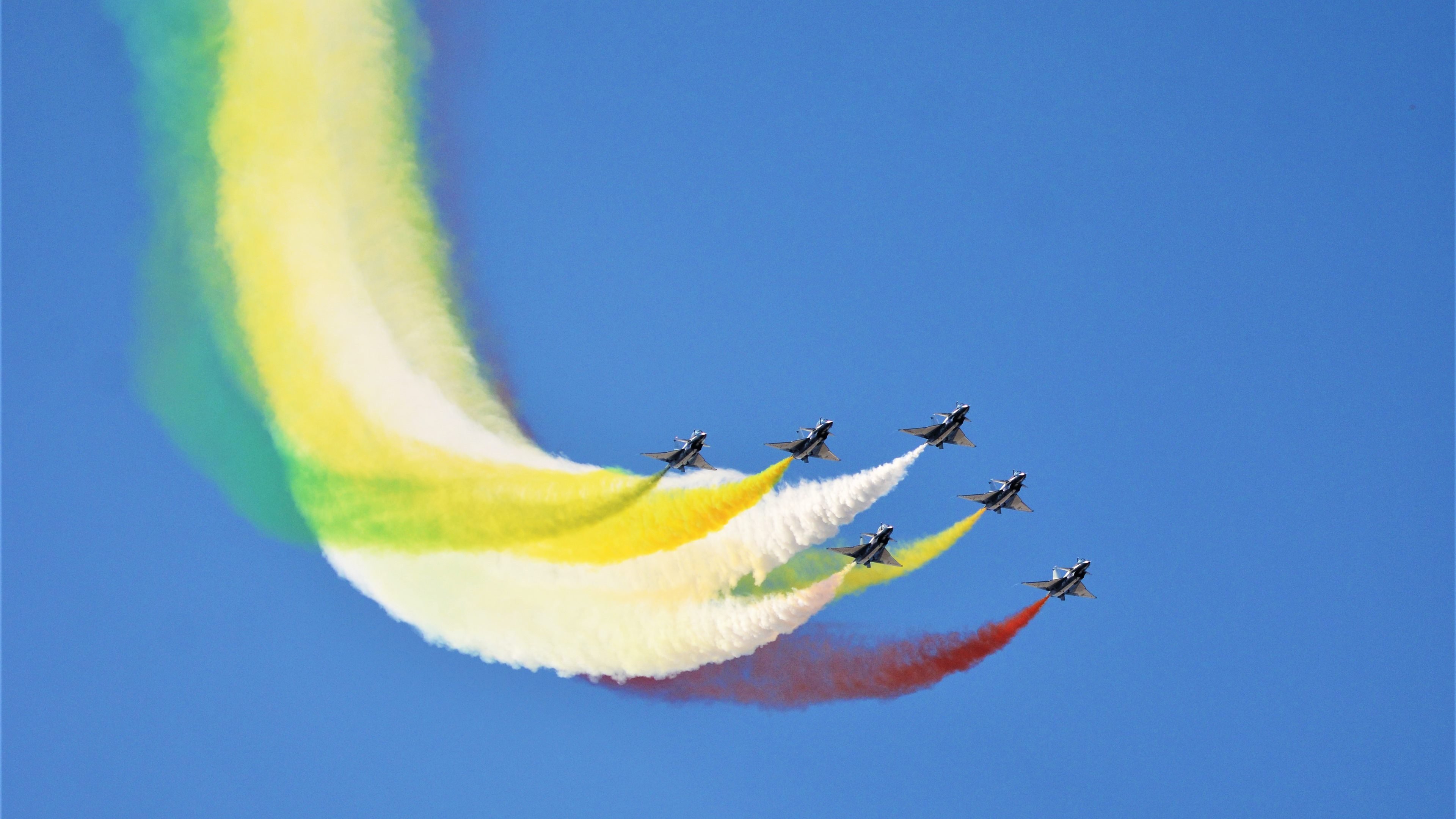 德甲争冠战之夜，在四万名观众和百年历史面前，霍勒迪那不手软的一脚